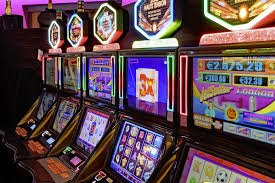 Antarmuka aplikasi sentinels menampilkan grid permainan live dan pemenang terbaru